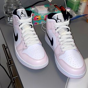 Air Jordan 1 mid — PRICED TO SELL! 🤩
